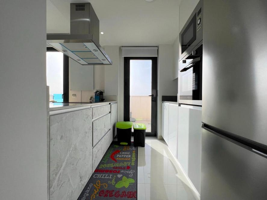 Penthouse Center Torrevieja, Private Terrace, Near The Appartamento