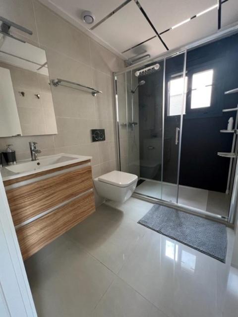 Penthouse Center Torrevieja, Private Terrace, Near The Appartamento